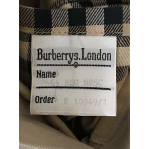 Burberrys London 服裝標籤在格紋布料上。 — Burberry 壁紙