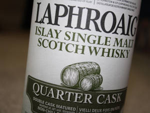 Laphroaig 威士忌酒瓶標籤，帶有 quarter cask 和木桶插圖。 — 安卓 壁紙