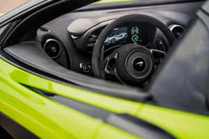 萊姆綠色McLaren跑車內部，配有黑色碳纖維方向盤和數位顯示螢幕。 — MacBook Pro M4 壁紙