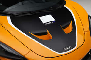 橙色McLaren 620R跑車引擎蓋，帶有黑色和白色飾邊。 — MacBook Air M3 壁紙