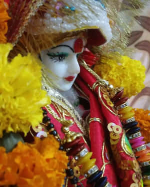 色彩繽紛的印度教神像，飾有萬壽菊和金飾。 — Maa Durga 壁紙