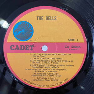 The Dells Side 1 的復古 Cadet Records 黑膠唱片標籤，附有歌曲名稱和藝人資訊。 — 音樂 壁紙