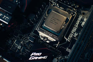 遊戲主機板特寫，帶有 Intel CPU 和紅色裝飾。 — 4K 電腦 壁紙