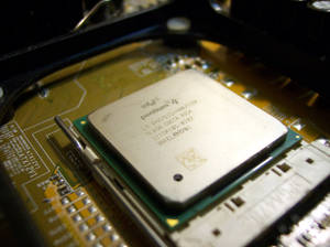 Intel Pentium 4 CPU 在主機板上的特寫，帶有金色電路。 — 電路板 壁紙