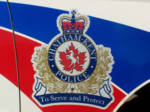 紅色、藍色和白色車輛上的 Chatham-Kent 警察徽章 — Vans 標誌 壁紙