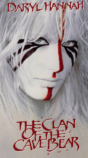 《The Clan of the Cave Bear》電影海報中，Daryl Hannah 臉上塗有白色顏料和紅色條紋。 — 可愛熊 壁紙