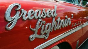 紅色經典車門上的鍍鉻 'Greased Lightnin' 字體。