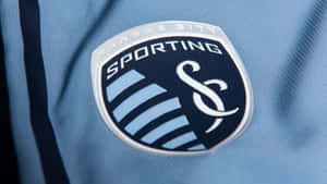 Sporting Kansas City 足球隊徽章在藍色球衣布料上。 — 運動 壁紙
