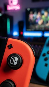 Nintendo Switch控制器特寫，背景有發光電視。