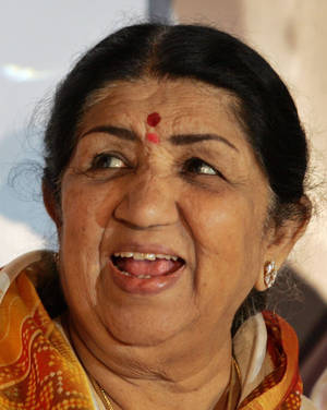 Lata Mangeshkar 微笑，帶紅色吉祥痣和圖案橙色圍巾。 — 印度美學 壁紙