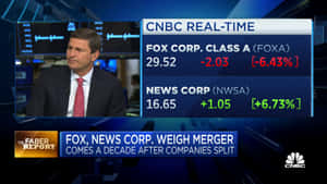 CNBC主播報導Fox與News Corp合併，螢幕上顯示股票數據。 — 福斯新聞 壁紙