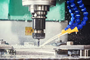 CNC 機器在工廠中用冷卻液噴霧切割金屬 — 金屬質感 壁紙