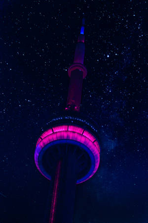 CN塔在星空夜空下以粉紅色和藍色照亮 — 小米平板 9 Pro 壁紙