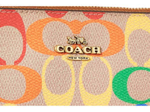 Coach 錢包，在紋理米色皮革上帶有彩色C標誌圖案。 — 教練 壁紙
