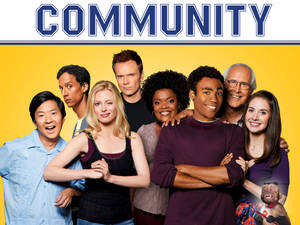 電視節目《Community》的演員在黃色背景上一起擺姿勢。 — 搞笑猴子 壁紙