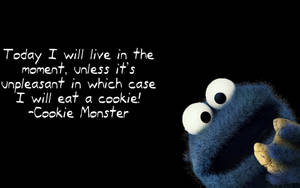 Cookie Monster 拿著一塊餅乾，附帶一句關於活在當下的幽默語錄。 — 餅乾怪獸 壁紙
