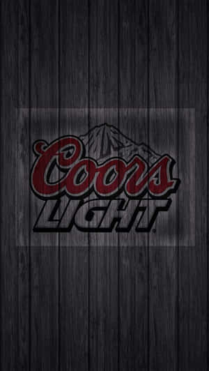 深色木質背景上的 Coors Light 啤酒標誌 — 淺色 壁紙