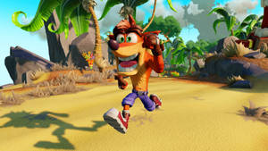 Crash Bandicoot 跑過一個有棕櫚樹和岩石的熱帶叢林。 — 古惑狼 壁紙