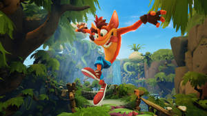 Crash Bandicoot 跳過一個有瀑布和綠葉的茂密叢林。 — 古惑狼 壁紙