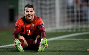 Cristiano Ronaldo 在草地上跪下，在足球進球後微笑。 — 克里斯蒂亞諾·羅納度 壁紙