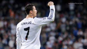 Cristiano Ronaldo 在足球場上舉起拳頭慶祝。 — 克里斯蒂亞諾·羅納度 壁紙