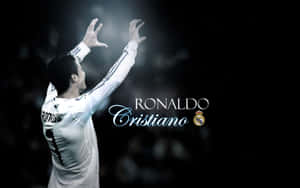 足球員 Cristiano Ronaldo 身穿白色球衣高舉雙臂慶祝。 — 克里斯蒂亞諾·羅納度 壁紙
