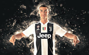 Cristiano Ronaldo 身穿尤文圖斯足球球衣，周圍有發光粒子。 — Crip 壁紙