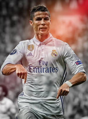 Cristiano Ronaldo 在足球比賽中奔跑，身穿白色皇家馬德里球衣。