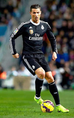 Cristiano Ronaldo 在夜間比賽中控制足球。 — 克里斯蒂亞諾·羅納度 壁紙