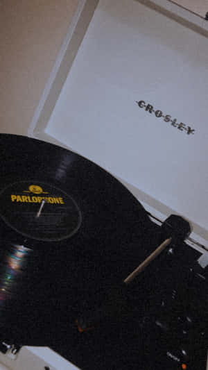 在舒適的室內環境中播放 Parlophone 黑膠唱片的 Crosley 唱盤。 — 美學音樂 壁紙