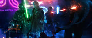 Cyberpunk 角色手持發光劍和機器人，身處霓虹燈閃爍的小巷。 — 4K 星際大戰 壁紙