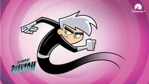 Danny Phantom 以鬼魂形態奔跑，握緊拳頭，背景是粉紅色漩渦。 — 粉紅色 壁紙