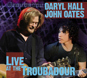 Daryl Hall 和 John Oates 在 Troubadour 的舞台上彈奏吉他。 — 70年代動圖 壁紙