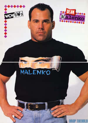 Dean Malenko 穿著印有眼睛圖案的黑色T恤和牛仔褲，雙手叉腰，可見WCW品牌標誌。 — 運動 壁紙