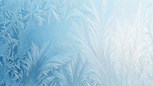 柔和藍光下玻璃上的霜花圖案