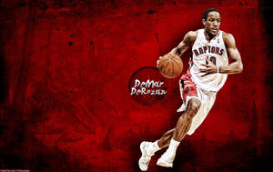 DeMar DeRozan 身穿白色 Raptors 球衣，在紅色背景前運球。 — 籃球 壁紙