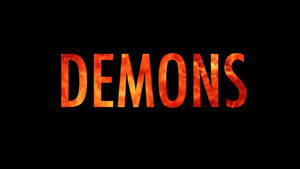 在黑色背景上拼寫出 DEMONS 的熾熱橙色文字。 — 鬼殺隊 善逸 壁紙