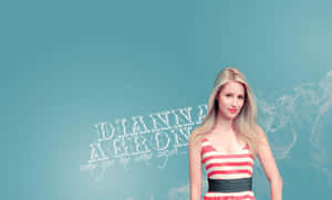 Dianna Agron 身穿條紋連衣裙，背景為青綠色，帶有煙霧和文字。 — 阿德里安·阿格雷斯特 壁紙