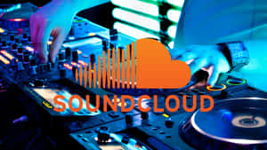 DJ 的手在藍色霓虹燈下調整 SoundCloud 品牌 DJ 混音器上的旋鈕。 — Soundcloud 壁紙