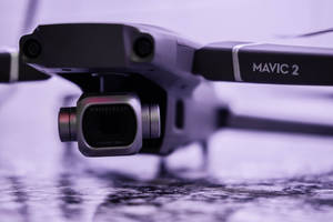 DJI Mavic 2 無人機相機在紋理表面上的特寫。 — 網路攝影機 壁紙