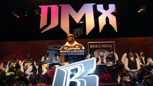 DMX 在一個大型 DMX 標誌下與他的團隊和摩托車參加音樂活動。 — DMX 壁紙