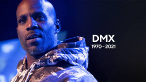 DMX 身穿連帽上衣的肖像，附有紀念他生平的文字 1970-2021。 — DMX 壁紙