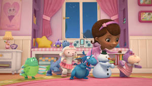 Doc McStuffins 和她的玩具病人在夜晚的兒童臥室裡。 — 小醫師大玩偶 壁紙