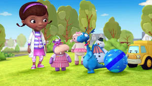 Doc McStuffins 和她的玩具朋友們在陽光明媚的日子裡在外面玩耍。 — 小醫師大玩偶 壁紙