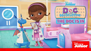 Doc McStuffins 和她的龍朋友在一個兒科醫院房間裡。 — 小醫師大玩偶 壁紙