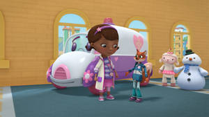 Doc McStuffins 和她的動物朋友們與雪人一起在玩具救護車附近。 — 小醫師大玩偶 壁紙