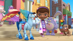 Doc McStuffins 和她的玩具朋友們在陽光明媚的卡通小鎮。 — 小醫師大玩偶 壁紙