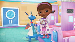 Doc McStuffins 在玩具醫院治療一條藍色龍病人。 — 小醫師大玩偶 壁紙