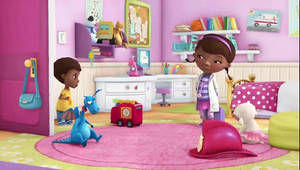 Doc McStuffins 和朋友們在一個色彩繽紛的兒童遊戲室裡，有玩具。 — 小醫師大玩偶 壁紙