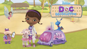 Doc McStuffins 與她的玩具朋友和醫療車在陽光明媚的公園裡。 — 麥拉倫 壁紙